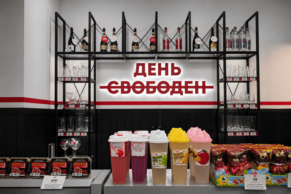 Интерьерный логотип для магазина: как оформить акцентную стену, которую будут фотографировать