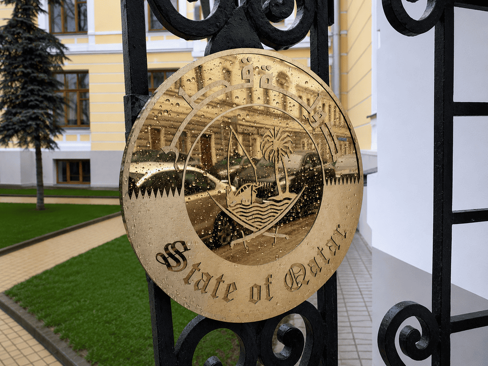 Металлический герб-эмблема из зеркальной нержавеющей стали для посольства Катара в Москве: как сделать премиальный знак
