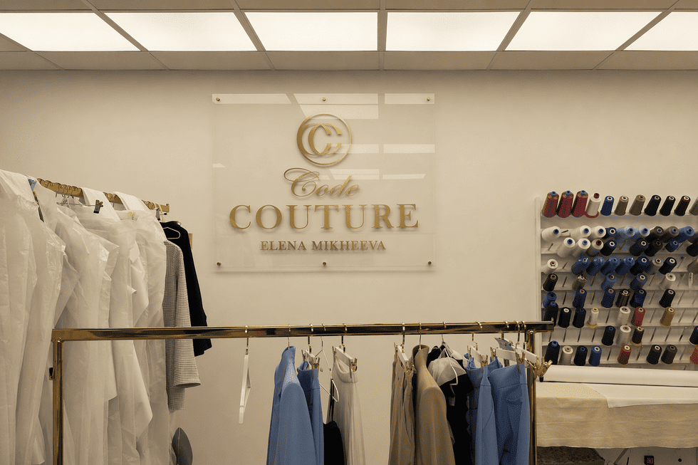 Логотип на прозрачной панели с дистанционными держателями: аккуратное решение для интерьера