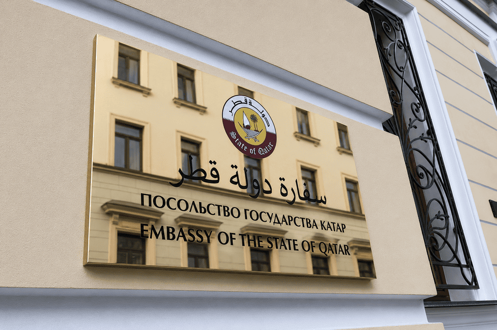 Табличка из полированного металла для официального представительства: как выбрать материал и оформить многоязычный текст