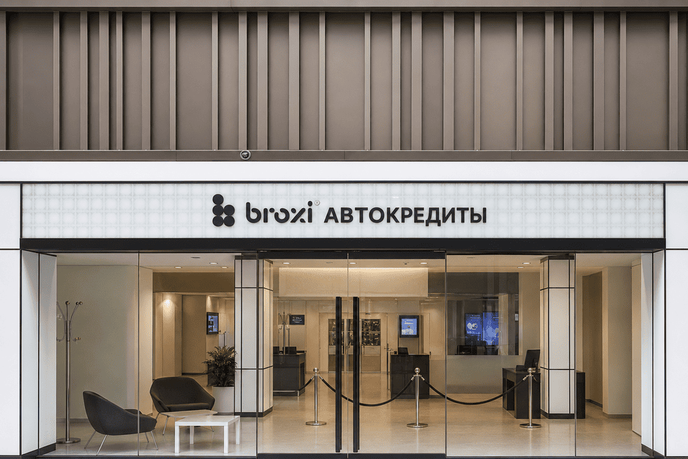 Вывеска для сервиса автокредитования в ТЦ: как оформить фасад офиса, чтобы вызвать доверие
