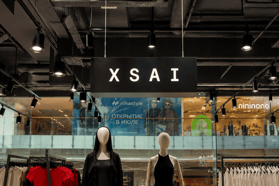 Подвесная вывеска для бутика в торговой галерее: как обозначить магазин или бренд внутри торгового зала без стен и витрин