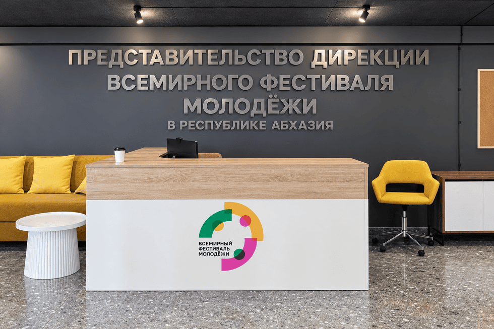 Фирменная надпись в интерьере: объёмные буквы для оформления стены ресепшен-зоны