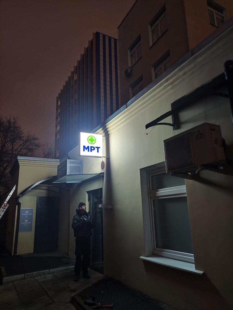 Кейc: Световые вывески для сети медицинских центров 🏥✨