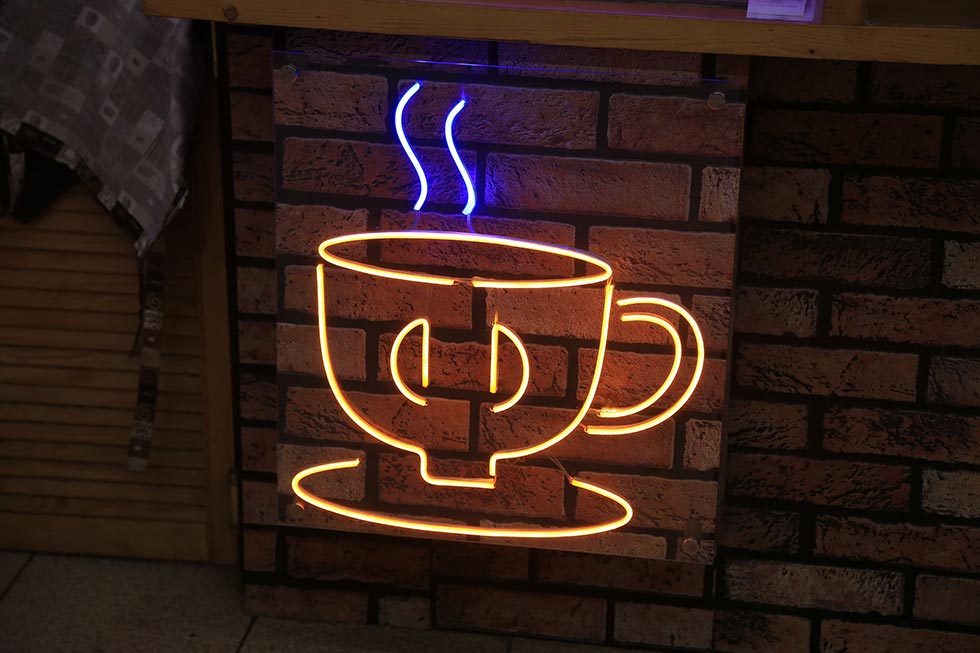 Вывески из гибкого неона. Изготовление неоновых букв и надписей. Монтаж ...