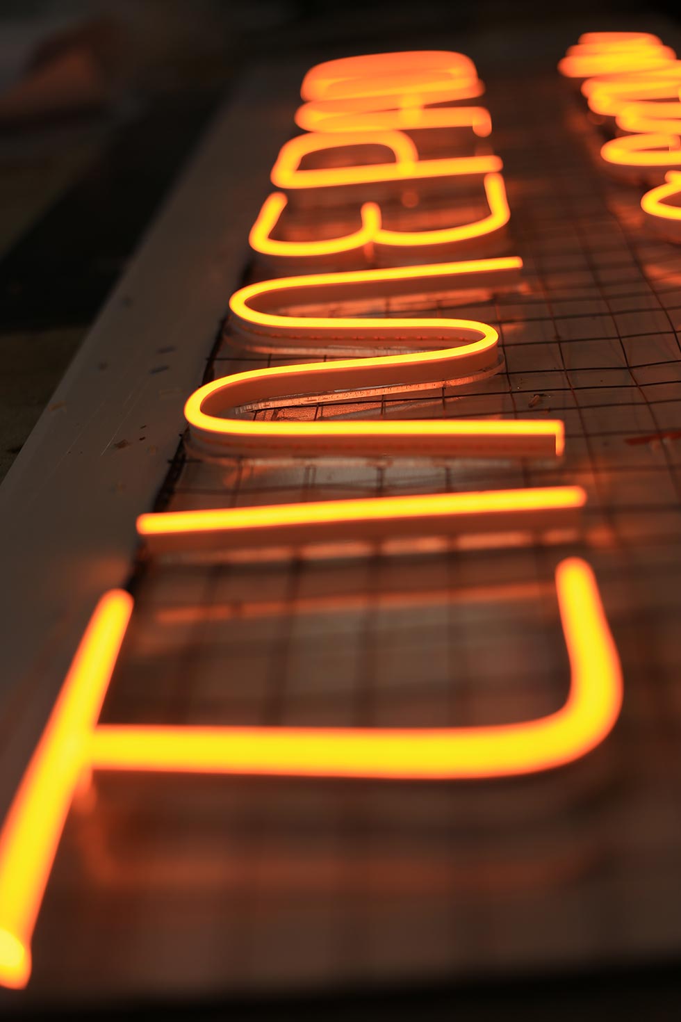 Вывески из гибкого неона. Изготовление неоновых букв и надписей. Монтаж ...